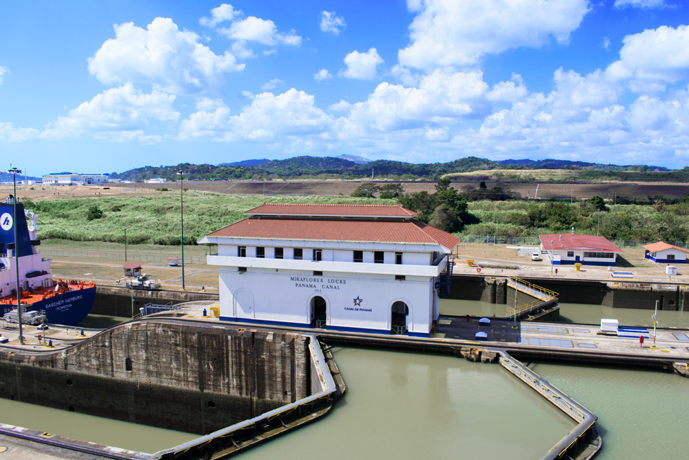 Bâtiment au centre du canal de Panama