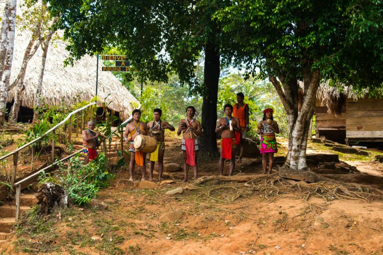 Habitants du village Emberas au Panama