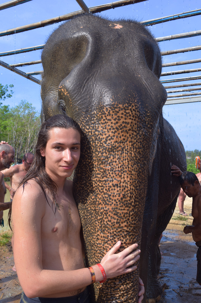 Photo de Julien avec un éléphant dans une réserve d'éléphant en Thaïlande
