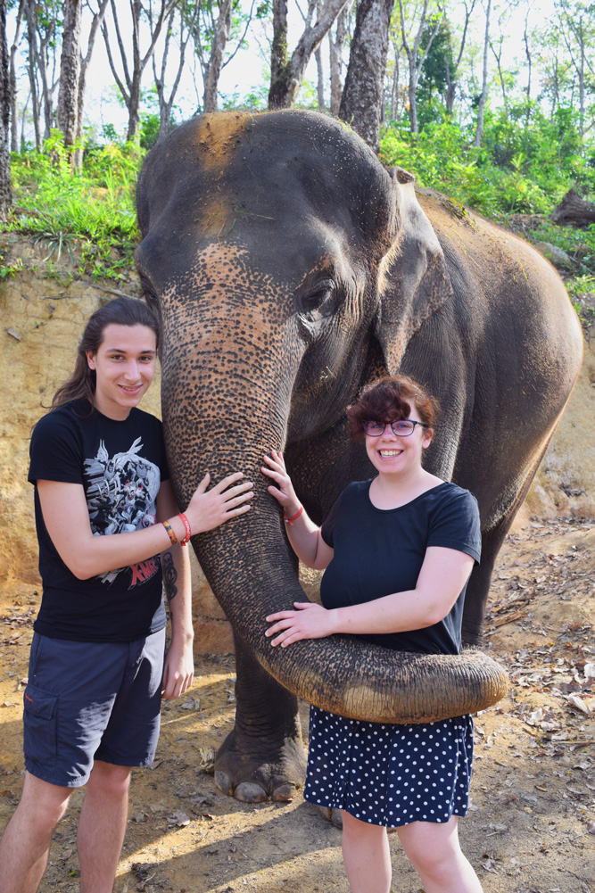 Photo de Julien et Gwen avec un éléphant dans une réserve d'éléphant en Thaïlande