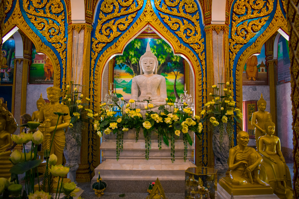 Intérieur d'un temple bouddhiste à Phuket