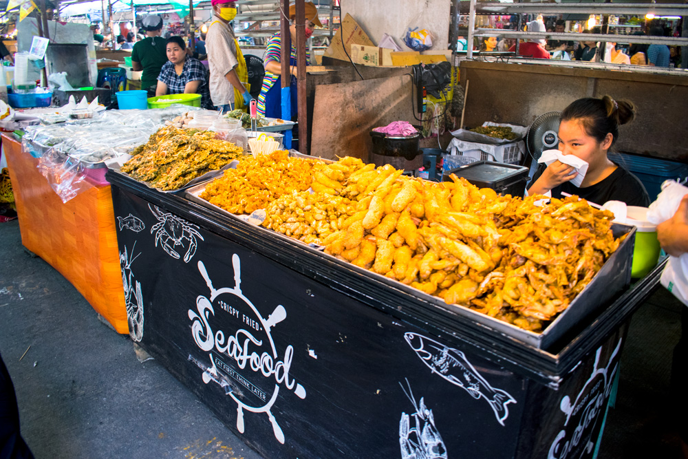 Stand de friture sur le marché de Phuket Town en Thaïlande