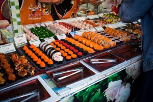 Stand de sushie sur le marché de Phuket Town en Thaïlande