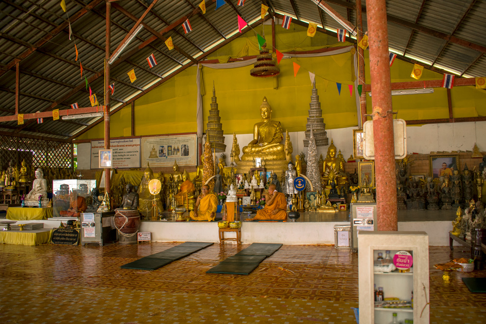Moines Bouddhiste sous la statue de Big Buddha à Phuket