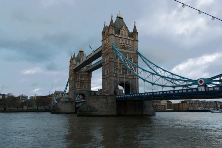 Vue de Tower Bridge à Londres depuis une des rives de La Tamise