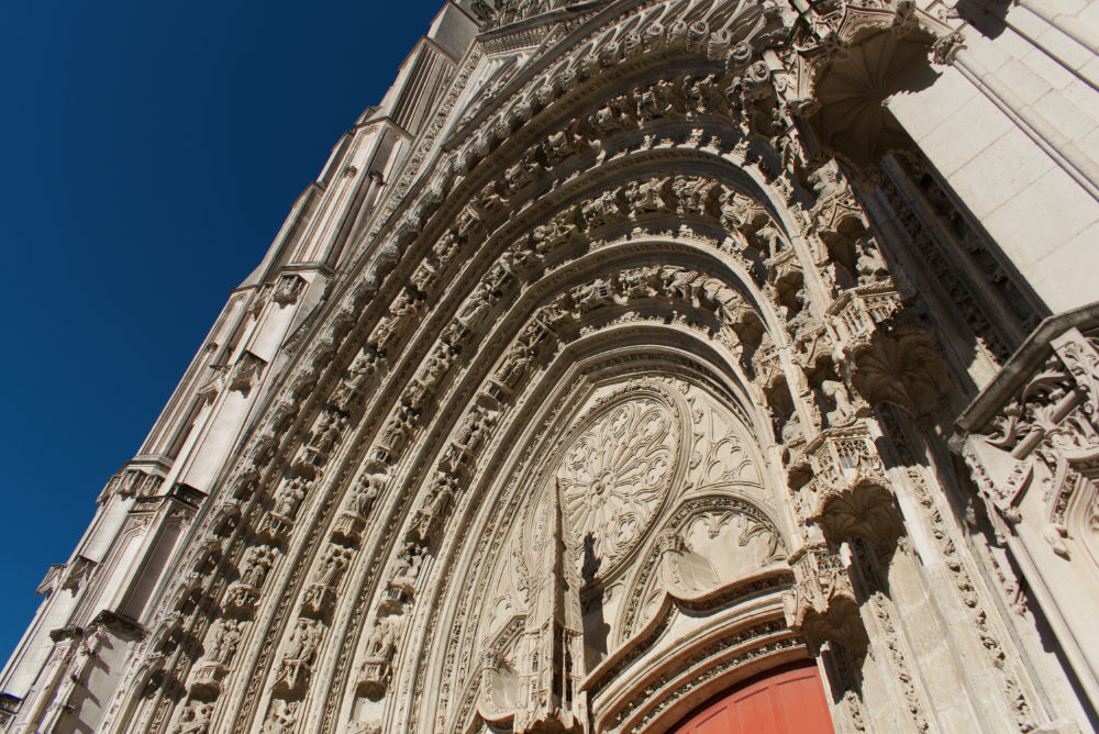 Fioritures et décoration au dessus de la porte principale de la cathédrale de nantes