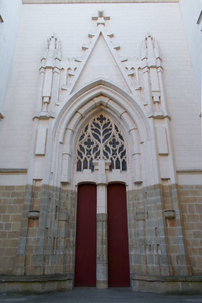 Une des porte latérales de la cathédrale de Nantes