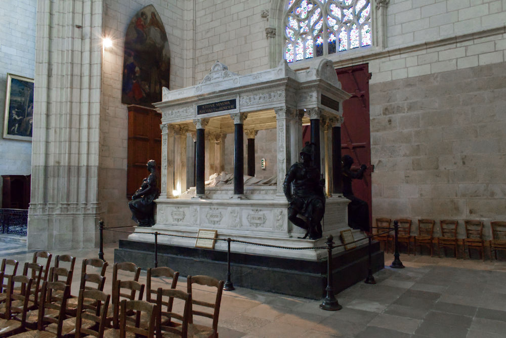 Tombeau à l'intérieur de la cathédrale de Nantes