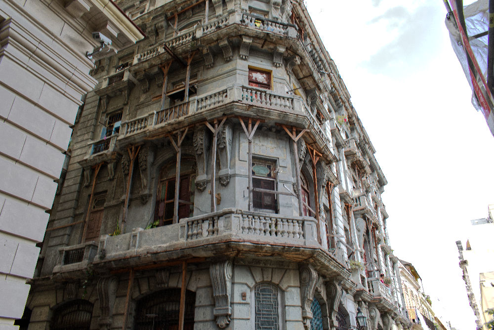 Bâtiment en ruine mais habité de La Havane à Cuba