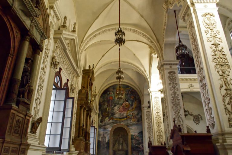 Intérieur d'une église de La Havane à Cuba