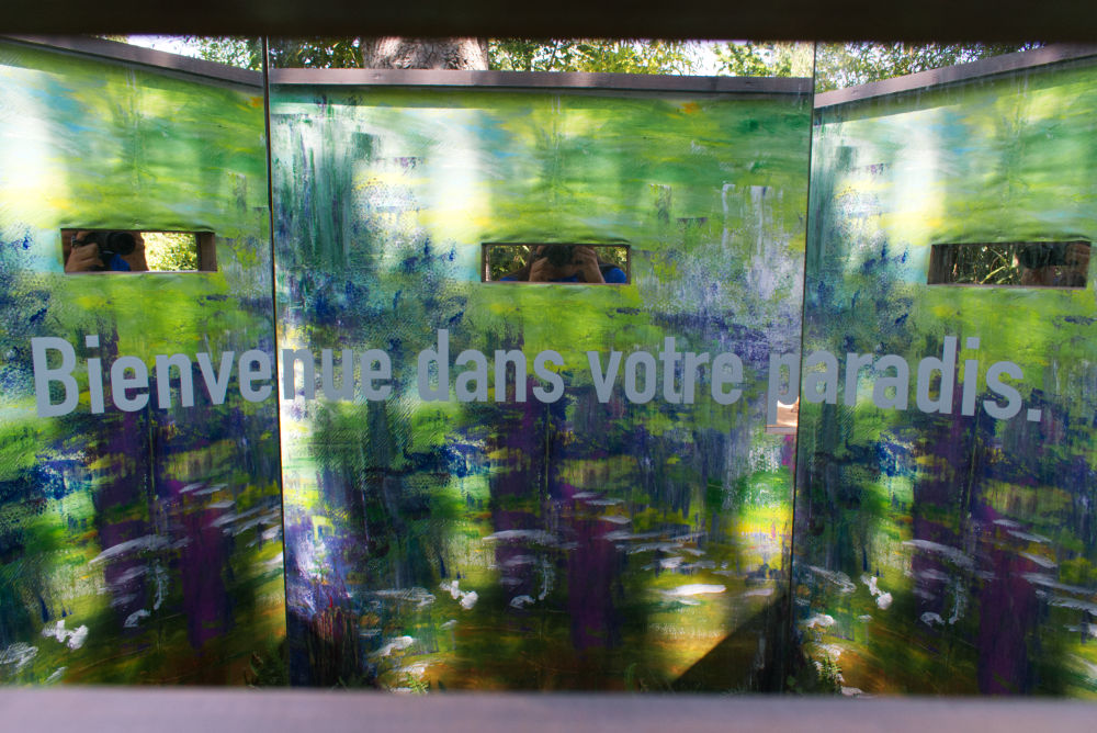 Oeuvre de peinture avec l'inscription Bienvenue dans votre paradis dans les Jardins de Chaumont