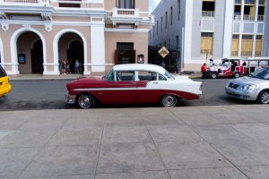 Taxi rouge et blanc à Cuba