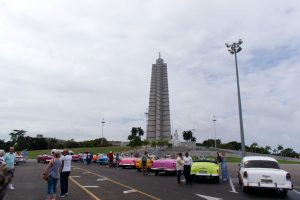 Des taxis typiques de Cuba devant le monument en hommage au héros national José Marti sur la Place de la Révolution de La Havane à Cuba