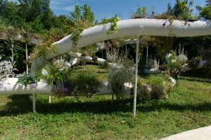 Tuyaux remplis de fleurs dans les Jardins de Chaumont