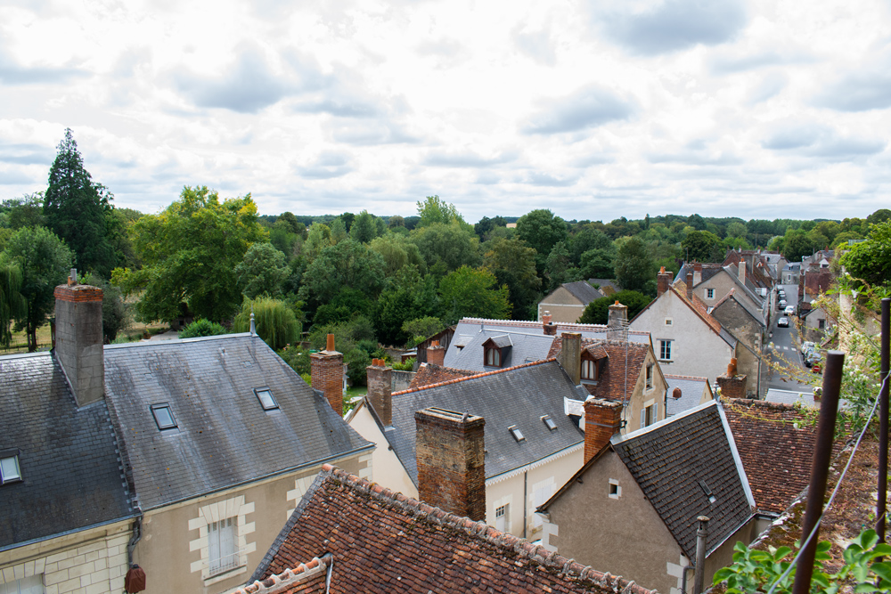 Vue des hauteurs de Montrésor donnant sur les toits des maisons de la ville